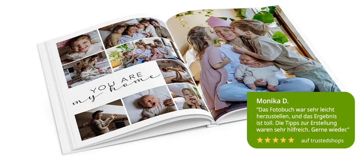 Aufgeschlagenes Fotobuch Hardcover A4 hoch mit Familienfotos gestaltet liegt hinter einer Kundenbewertung