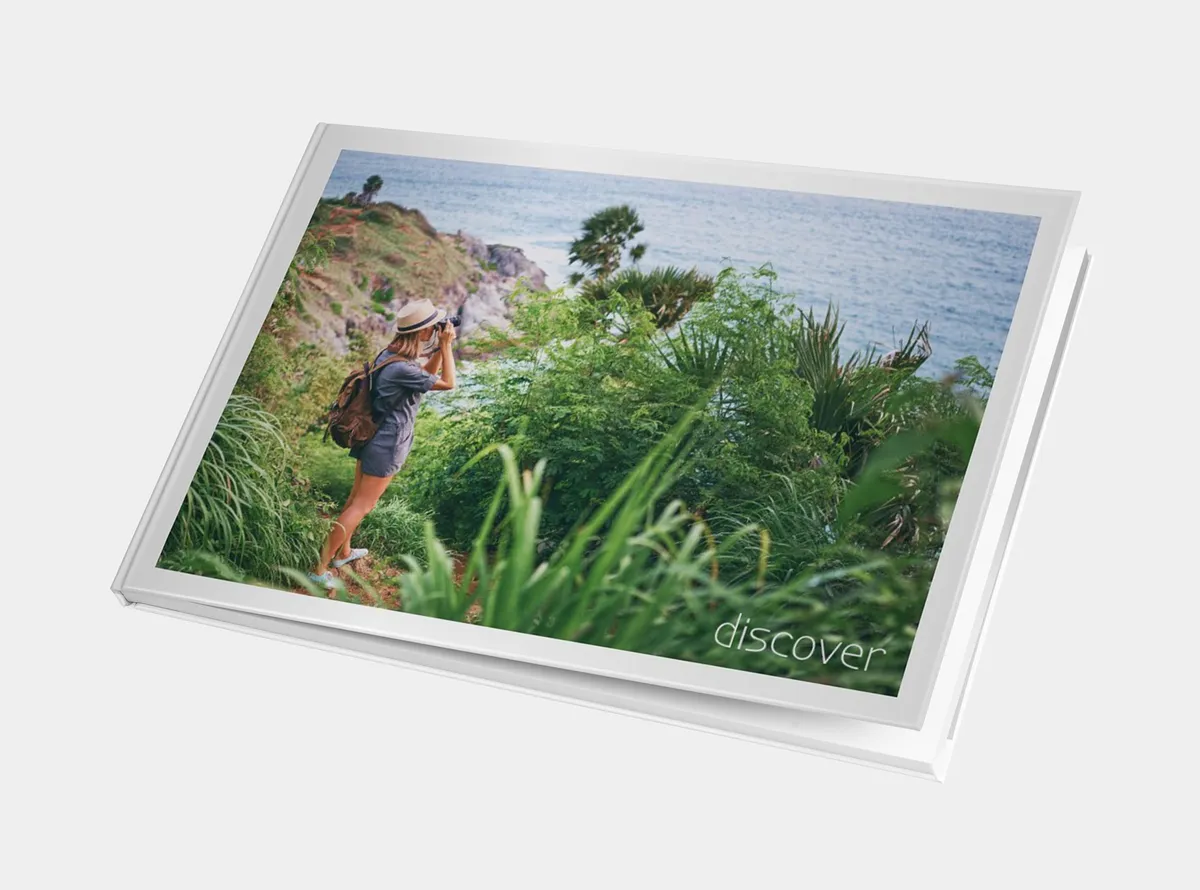 Fotobuch Hardcover mit einer Frau auf dem Cover, die fotografiert