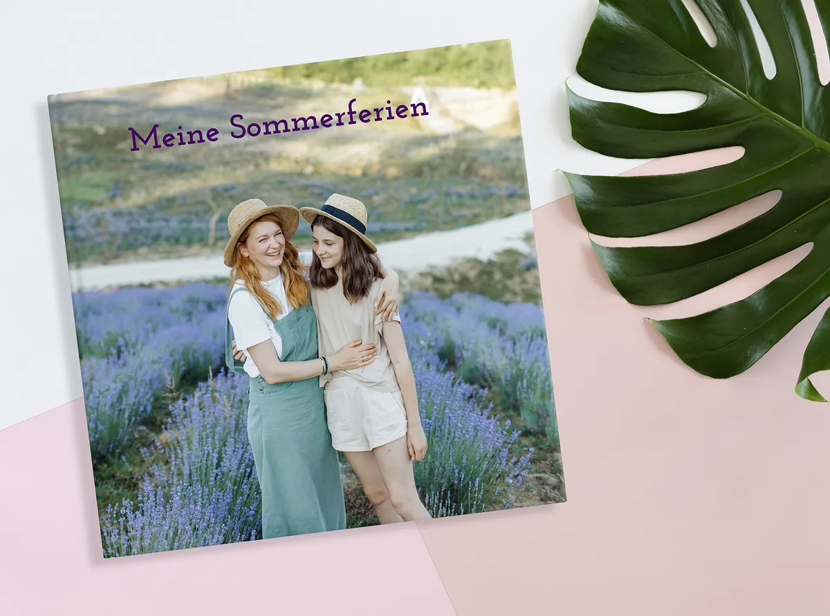 Ein Bild, das zwei Frauen zeigt