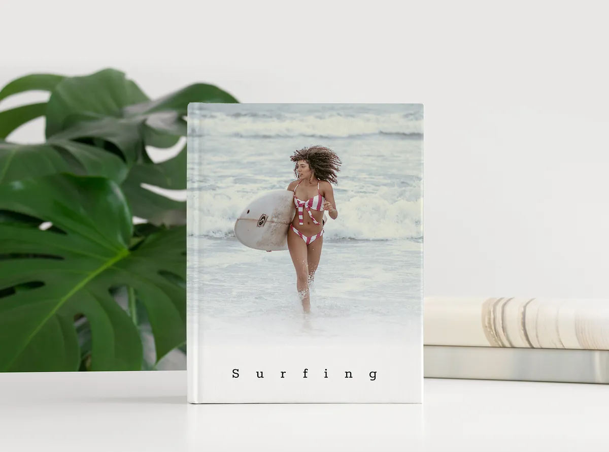 Ein Bild, das eine  Frau mit einem Surfbrett zeigt