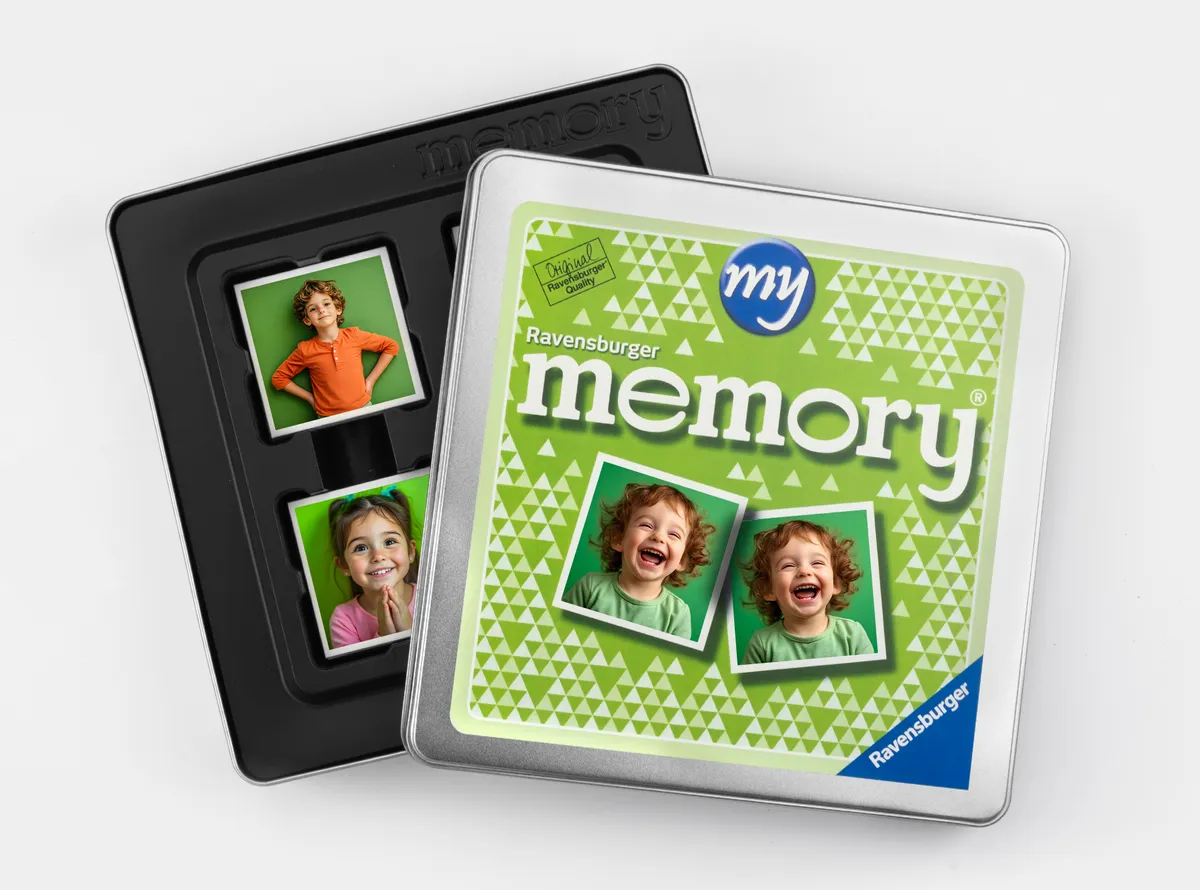 Ravensburger Foto-Memory mit persönlichen Fotos gestaltet, liegt auf einem grauen Hintergrund