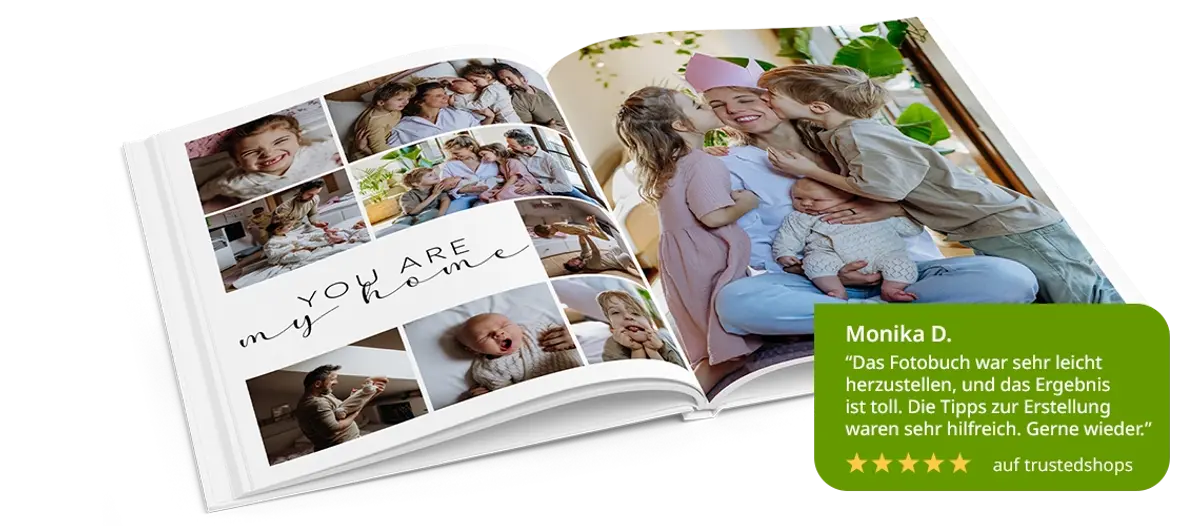 Aufgeschlagenes Fotobuch Hardcover A4 hoch mit Familienfotos gestaltet liegt hinter einer Kundenbewertung