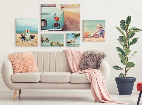 Fotoleinwand mit Strandmotiv an der Wand